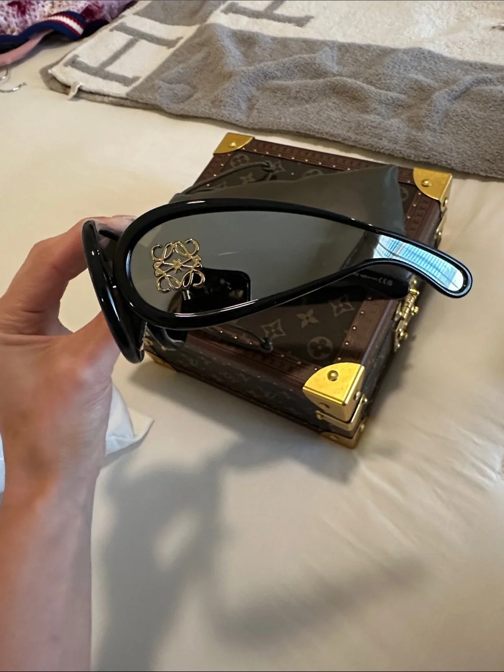Oversized reflective Loewe glasses